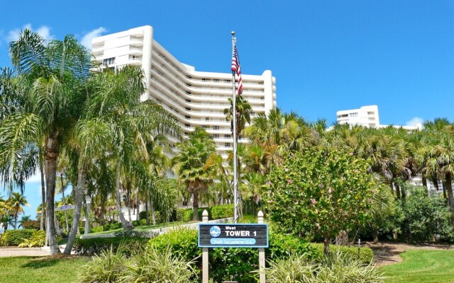 Beachfront Condo With Panoramic Ocean Views and Pool