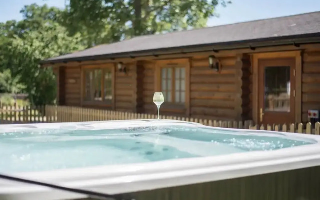 Oak Lodge With Hot Tub, Kingfishers