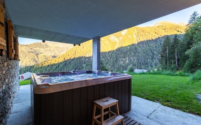 Authentic Swiss Spa Chalet Hot Tub & Sauna