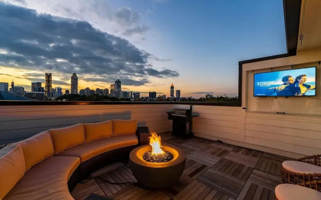 Luxurious Midtown Home Rooftop Views by Silverx