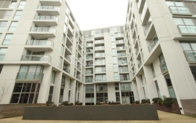 Red-Naxela Canary Wharf Apartments