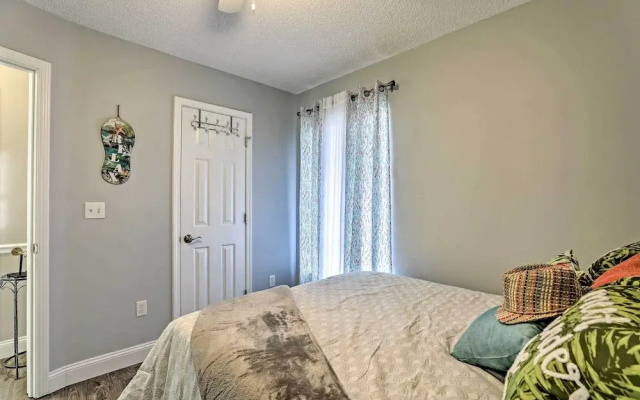 Beach-themed Retreat: 10 Mi to Downtown Charleston