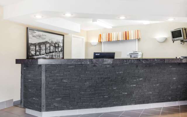 Super 8 by Wyndham Stettler