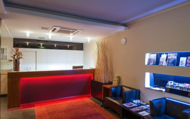 Pakat Suites Hotel