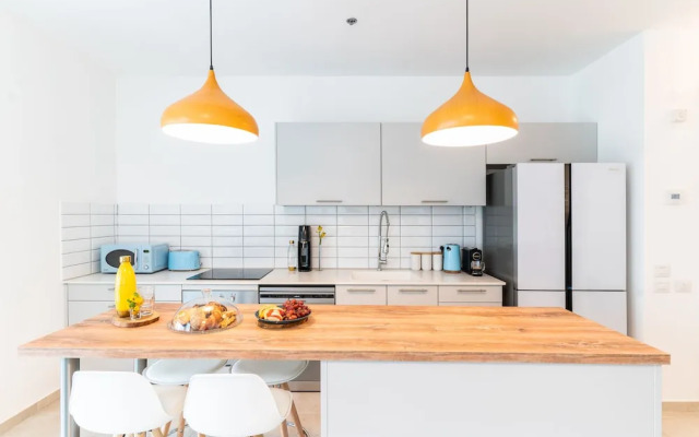 Sunlit Urban Escape with Balcony by Sea N Rent