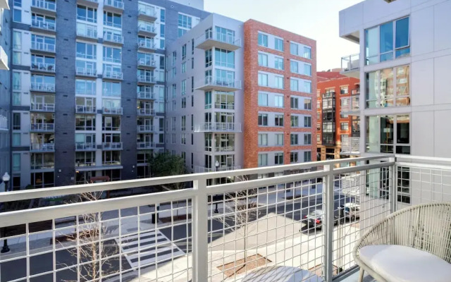Bright Apartment with Great Amenities