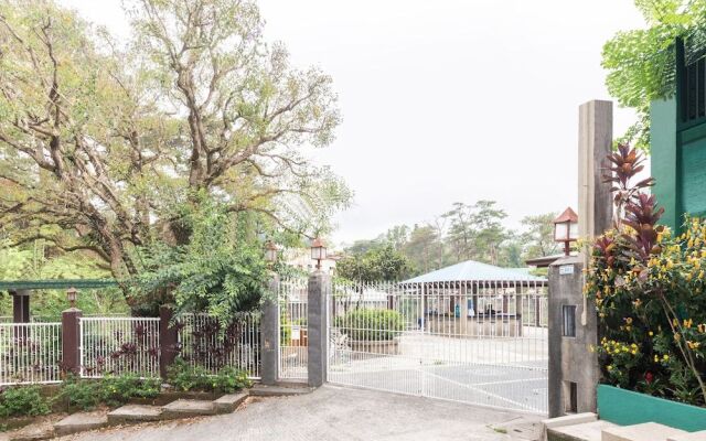 OYO 122 The Peak Pines Pension