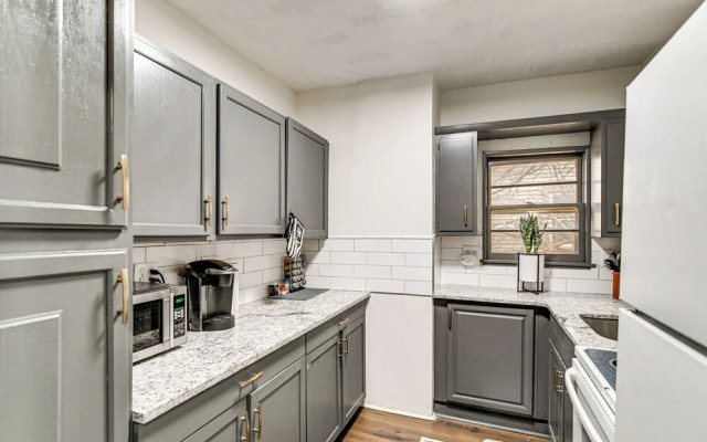 Walkable Location: Welcoming Unit in Omaha