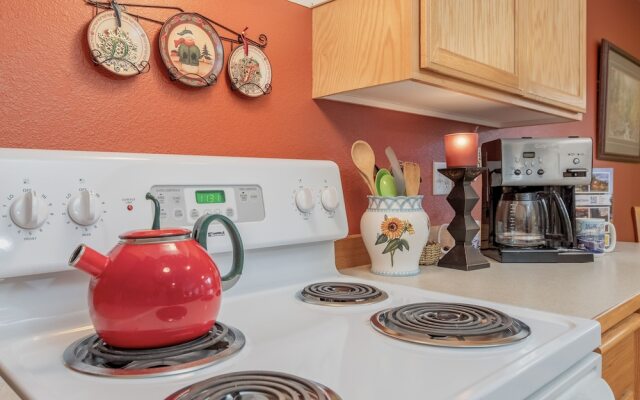 Suite Serenity 3 Bedroom Condo by NW Comfy Cabins by RedAwning