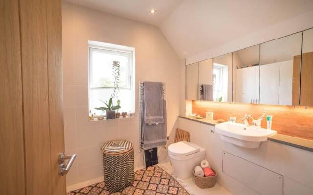 Cosy And Beautiful 4br House