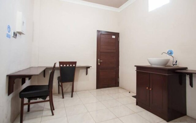 RedDoorz near Basuki Rahmat