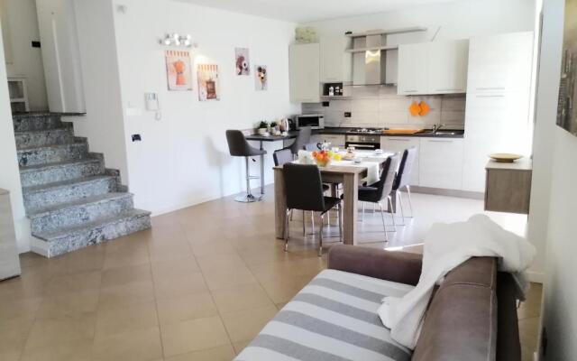 BELLAGIO DREAMS APT, pool, with private garden, near lake