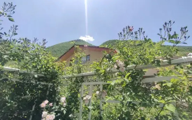 Huajianji Courtyard Home stay