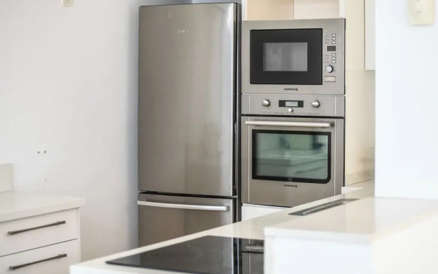 Spacious 3BR Penthouse w Rooftop