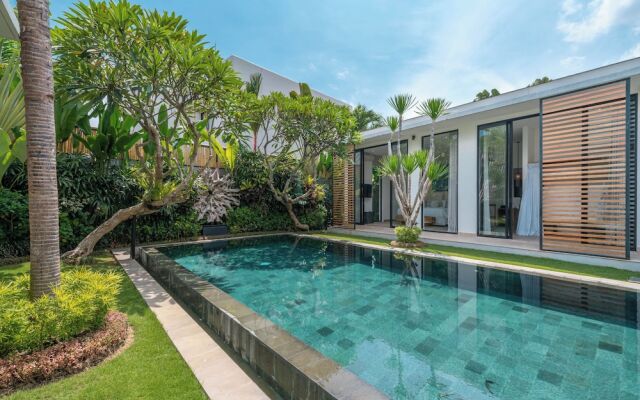 Villa Vida Mira - Elegant 4BR Beachside Villa in Canggu