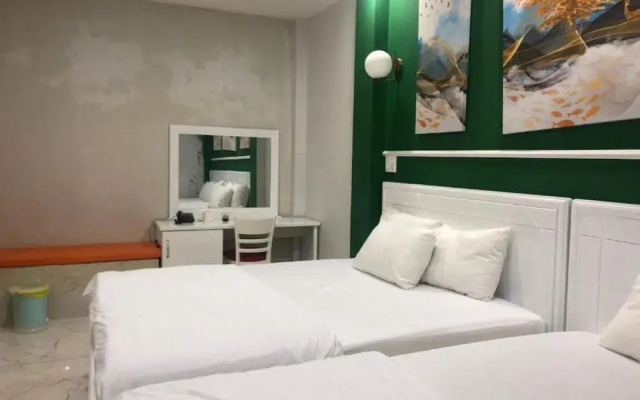Elly Hotel
