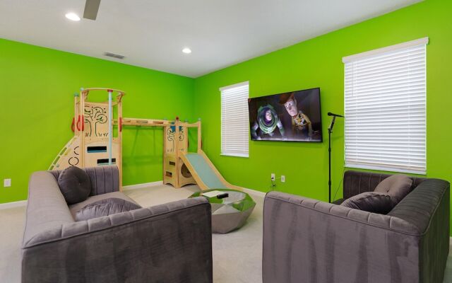 St010v: 10 Bed, Spiderman, Fashionista