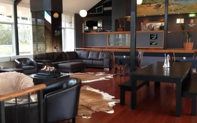 Horizons 414 - Lake Jindabyne Waterfront