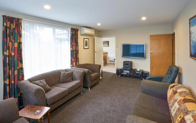 Accommodation Fiordland -The Three Bedroom House at 226A Milford Road – Guest Rooms – Te Anau