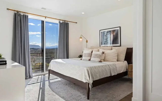 Perfectly On Par 7 Bedroom Home