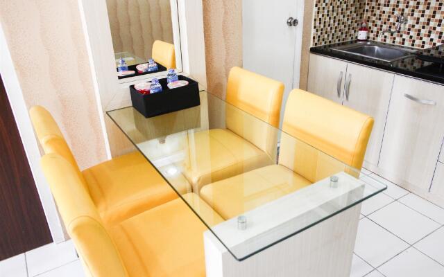 Pool View 2BR Mutiara Bekasi Apartment By Travelio