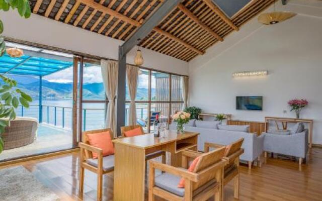 Luguhu Lakeside Apu Guest House