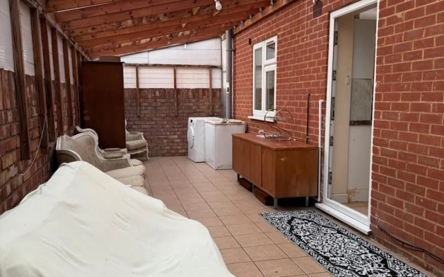 2 Bed-sleeps 4-private Patio-pets-near Heathrow