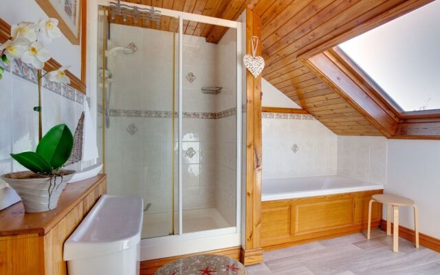 Modern Holiday Home in Moelfre Near Beach