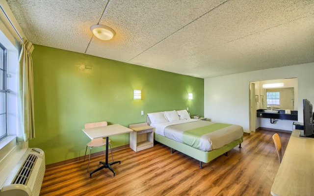 Motel 6 San Antonio, TX - Northwest Medical Center