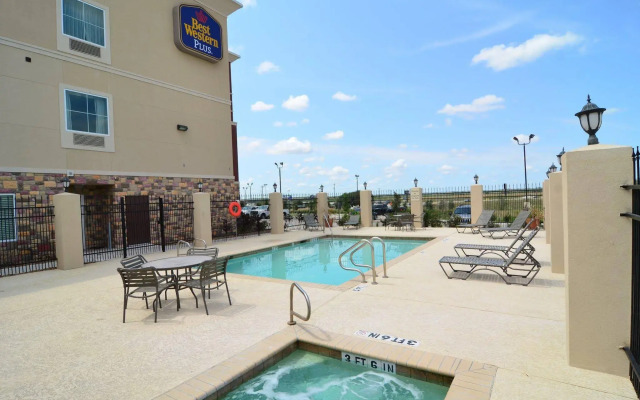 Best Western Plus Kenedy Inn