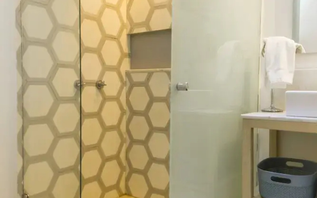 Old City Deluxe Condo By Nomad Guru