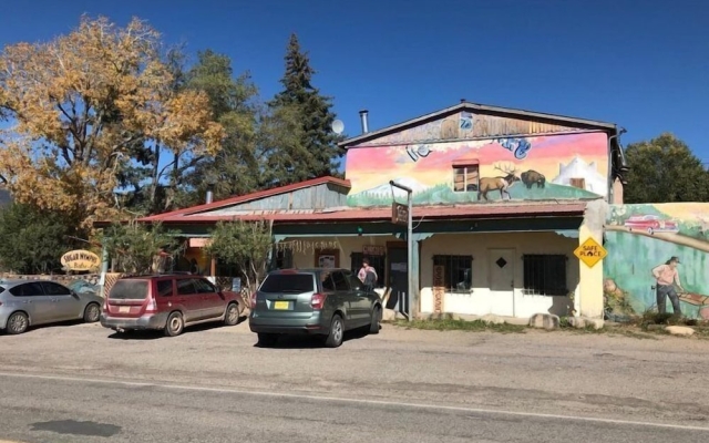 La Luna: Ideal Nature Retreat To Stay Safe From Pandemic - Self Check-In - at the End of a Dirt Road on 8 Acres. Magnificent Mountain Views. Ideal for Social Distancing And Isolation! Long Stays Welcome, Super-Host S