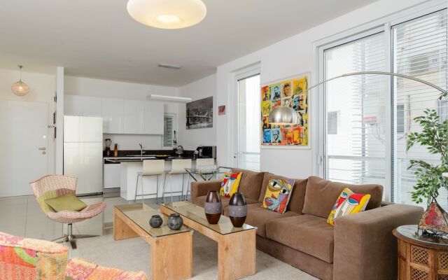 High Standard Seaside Apartment w/ Parking