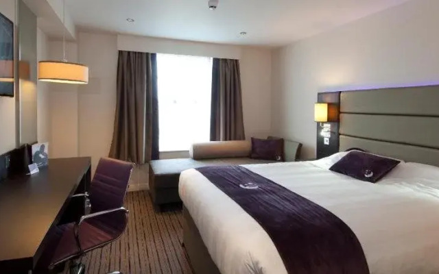 Premier Inn Oldham (Broadway)