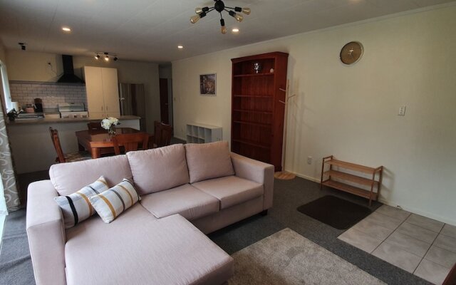 Cheerful 3BR Home - Free WiFi & Netflix