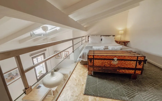 Mezzanine Stylish Apartment T