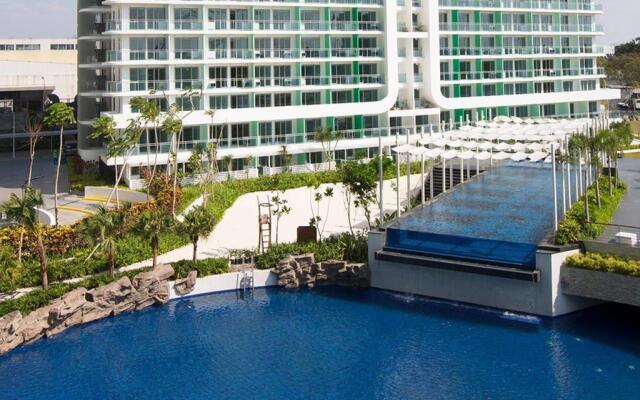 Azure Wavepool C7 Balcony, Wifi, Near Mall Airport