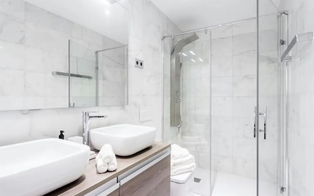 Velazquez Apartments by FlatSweetHome