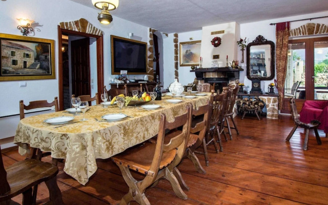 Authentic Dalmatian Hillside Escape With Pool, Sauna & BBQ