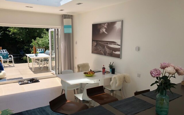 The Spacious Fitzjohn’s Road Apartment - RKC