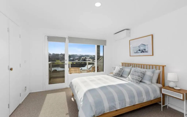 SALTWATER HOUSE - Opposite the beach and views over the lake! – Guest Rooms – Ocean Grove