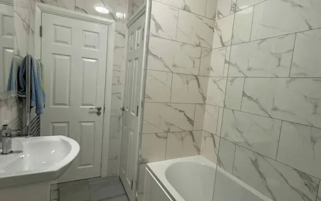 Charming Wallington Apartment With Hot Tub