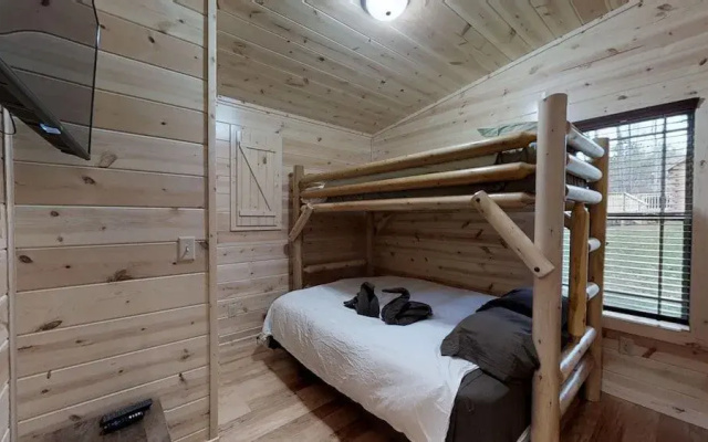 Foxes' Den Cabin with Private Hot Tub and Arcade Game by RedAwning
