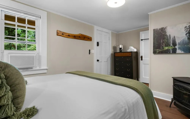 The Aurora Inn & Cottages