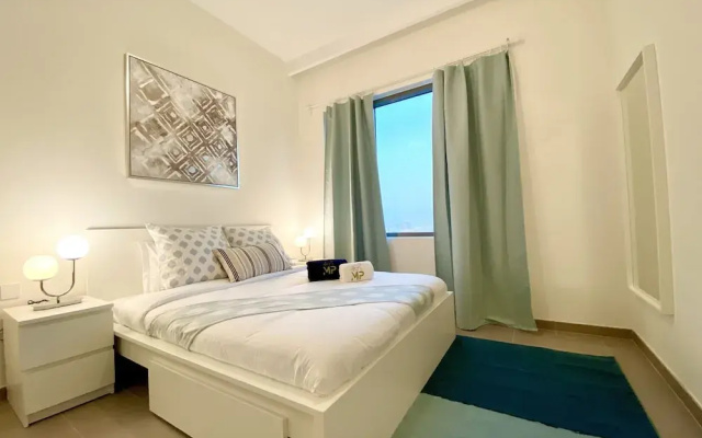 Marco Polo - Lofty Apt with Balcony Near Dubai Hills Mall