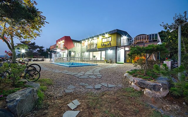 Nonsan Lake and Sunset Pension