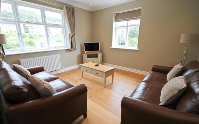 Llys y Dderwen - Oak Court