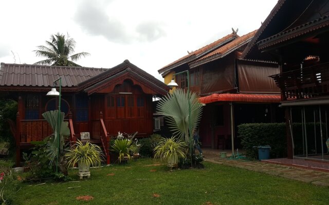Ruenthai Rimnam Resort Suratthani