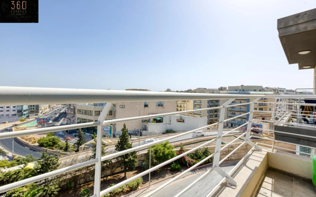 Spacious, 1BR duplex off UNI/Hospital with WIFI by 360 Estates