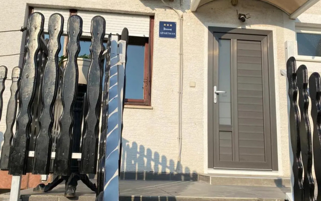 Slatka sobica za dvoje sa upotrebom zajednicke kuhinje i kupaonice